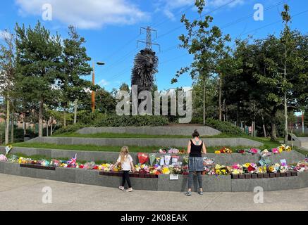 Tributi floreali alla statua di Aslan in CS Lewis Square nella parte orientale di Belfast, dopo la morte della regina Elisabetta II Data di emissione: Sabato 10 settembre 2022. Foto Stock