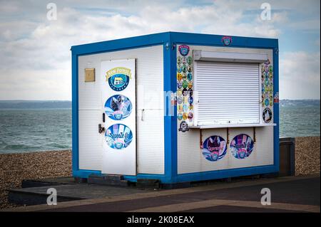 Il venditore di cibo sul mare a Southsea, Regno Unito, è chiuso e chiuso per l'inverno. Foto Stock