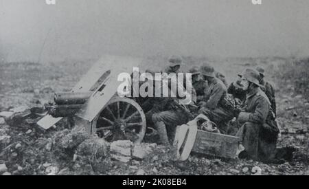 Pistola da campo tedesca sul fronte occidentale durante la prima guerra mondiale Fotografia in bianco e nero delle truppe tedesche utilizzando la pistola da campo Foto Stock