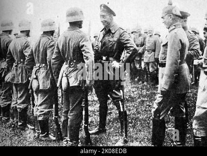 Il principe ereditario tedesco con i suoi uomini durante la prima guerra mondiale Guglielmo, principe ereditario tedesco, principe ereditario di Prussia (Friedrich Wilhelm Victor August Ernst; 6 maggio 1882 - 20 luglio 1951) è stato il figlio maggiore dell'ultimo Kaiser, l'imperatore tedesco, Guglielmo II, e la sua consorte Augusta Victoria di Schleswig-Holstein. Erede dell'imperatore Guglielmo, fu l'ultimo principe ereditario dell'Impero tedesco e il regno di Prussia Foto Stock