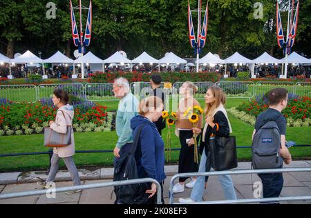 La gente si riunisce a Buckingham Palace come notizia che la Regina è molto malva. Regina Elisabetta la seconda è al castello di Balmoral. Foto Stock