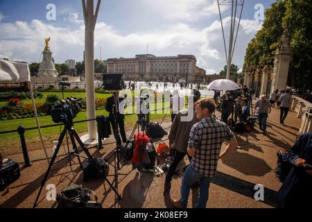 La gente si riunisce a Buckingham Palace come notizia che la Regina è molto malva. Regina Elisabetta la seconda è al castello di Balmoral. Foto Stock