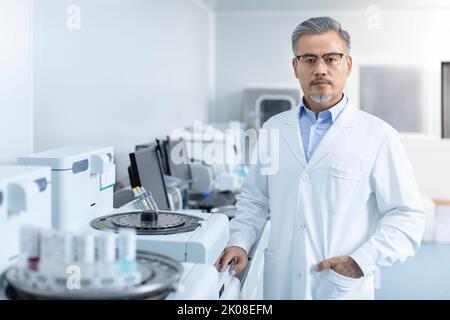 Ritratto di ricercatore maschile cinese in laboratorio Foto Stock