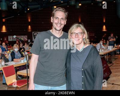 Amburgo, Germania. 10th Set, 2022. Thomas Iwan e Sabine Ritter si riuniscono dopo la loro elezione come portavoce di stato alla conferenza del partito di stato di Die Linke, associazione statale di Amburgo. Credit: Markus Scholz/dpa/Alamy Live News Foto Stock