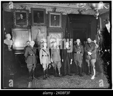 Newton D. Baker e gli ufficiali esteri, tra il 1916 e il 1920. Segretario DELLA guerra DEGLI STATI UNITI (al centro, in veste civile) con ufficiali militari (possibilmente rappresentanti degli eserciti alleati durante la prima guerra mondiale), e galleria di ritratti dei precedenti segretari di guerra alle spalle. Foto Stock