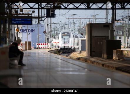 10 settembre 2022, Renania settentrionale-Vestfalia, Colonia: Un treno entra nella stazione centrale di Colonia. Il traffico ferroviario alla stazione centrale di Colonia è ancora una volta in esecuzione in modo più o meno ordinato. Una scatola di segnale rotta aveva operazioni quasi completamente paralizzate. Foto: Thomas Banneyer/dpa Foto Stock