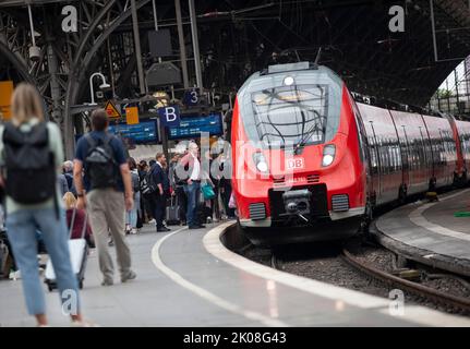 10 settembre 2022, Renania settentrionale-Vestfalia, Colonia: I passeggeri del treno aspettano sul binario per arrivare alla stazione centrale di Colonia. Il traffico ferroviario nella stazione centrale di Colonia è di nuovo in modo più o meno ordinato. Una scatola di segnale rotta aveva operazioni quasi completamente paralizzate. Foto: Thomas Banneyer/dpa Foto Stock