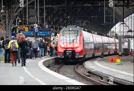 10 settembre 2022, Renania settentrionale-Vestfalia, Colonia: I passeggeri del treno aspettano sul binario per arrivare alla stazione centrale di Colonia. Il traffico ferroviario nella stazione centrale di Colonia è di nuovo in modo più o meno ordinato. Una scatola di segnale rotta aveva operazioni quasi completamente paralizzate. Foto: Thomas Banneyer/dpa Foto Stock