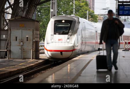 10 settembre 2022, Renania settentrionale-Vestfalia, Colonia: Un treno ICE ferma per entrare nella stazione centrale di Colonia. Il traffico ferroviario alla stazione centrale di Colonia è ancora una volta in esecuzione in modo più o meno ordinato. Una scatola di segnale rotta aveva operazioni quasi completamente paralizzate. Foto: Thomas Banneyer/dpa Foto Stock