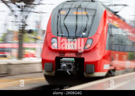 10 settembre 2022, Renania settentrionale-Vestfalia, Colonia: Un treno Deutsche Bahn parte dalla stazione centrale di Colonia. Il traffico ferroviario nella stazione centrale di Colonia è di nuovo più o meno regolare. Una scatola di segnale rotta aveva operazioni quasi completamente paralizzate. Foto: Thomas Banneyer/dpa Foto Stock