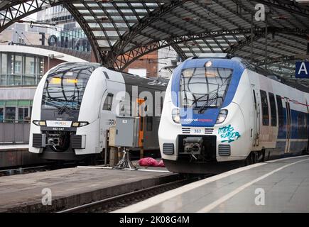 10 settembre 2022, Renania settentrionale-Vestfalia, Colonia: I treni della RXX e della National Express sono pronti a proseguire il loro viaggio alle piattaforme della stazione centrale di Colonia. Il traffico ferroviario alla stazione centrale di Colonia è di nuovo in modo più o meno ordinato. Una scatola di segnale rotta aveva operazioni quasi completamente paralizzate. Foto: Thomas Banneyer/dpa Foto Stock