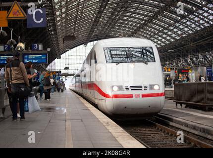 10 settembre 2022, Renania settentrionale-Vestfalia, Colonia: Un treno ICE ferma per entrare nella stazione centrale di Colonia. Il traffico ferroviario alla stazione centrale di Colonia è ancora una volta in esecuzione in modo più o meno ordinato. Una scatola di segnale rotta aveva operazioni quasi completamente paralizzate. Foto: Thomas Banneyer/dpa Foto Stock