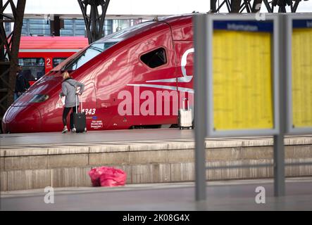 10 settembre 2022, Renania settentrionale-Vestfalia, Colonia: Un treno espresso francese Thalys è pronto per la partenza alla stazione centrale di Colonia. Il traffico ferroviario alla stazione centrale di Colonia è di nuovo in modo più o meno ordinato. Una scatola di segnale rotta aveva operazioni quasi completamente paralizzate. Foto: Thomas Banneyer/dpa Foto Stock