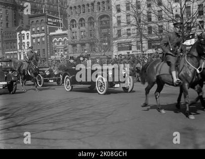 Inaugurazione di Harding, 1921. [Inaugurazione del presidente Warren G. Harding, Washington, D.C.: Processione che passa gli uffici del giornale del Washington Post]. Foto Stock