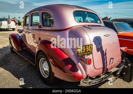 Daytona Beach, FL - 24 novembre 2018: Vista dall'angolo posteriore in prospettiva bassa di una berlina sportiva Chevrolet Master Deluxe del 1937 in occasione di una fiera automobilistica locale. Foto Stock