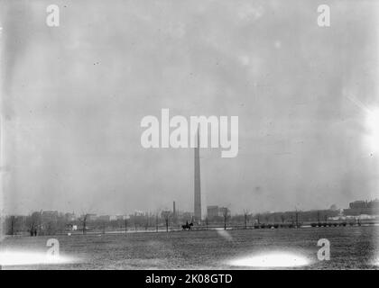 Curtiss Airplane - Prove di Curtiss aereo per l'esercito, 1912. Prima aviazione, Washington, DC, USA. Biplano appena visibile sopra il Washington Monument. Foto Stock