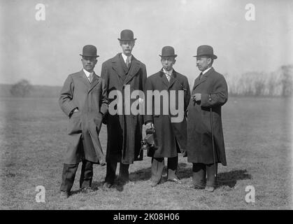 Curtiss Airplane, Test di Curtiss aereo per l'esercito - Giapponese Watching Test: Comdr. Saito; non identificato; Comdr. Tokutaro Hiroga; col. K. Inouyo, 1912. Prima aviazione, Stati Uniti. Foto Stock