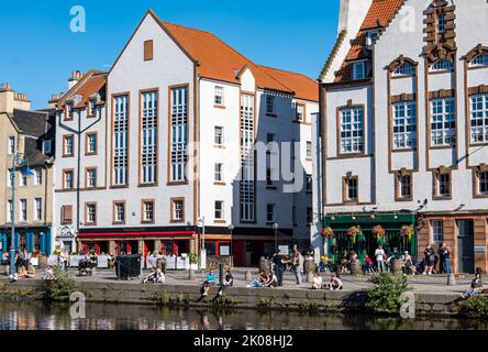 Leith, Edimburgo, Scozia, Regno Unito, 10th settembre 2022. Il tempo nel Regno Unito: Sunshine on Leith. Una calda giornata di sole a settembre per le persone di godere dei bar e ristoranti sulla riva,. Credit: Sally Anderson/Alamy Live News Foto Stock