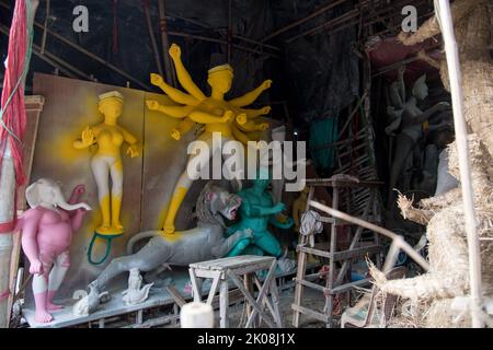 Con il festival più grande dell'India Durga puja che si avvicina, i preparativi sono in pieno svolgimento. Metà dipinto idolo della Dea Foto Stock