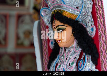 Primo piano del volto della Dea Indù Durga con l'uso di fuoco selettivo Foto Stock
