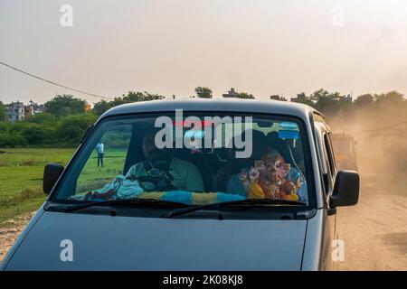 Settembre 9, 2022, Nuova Delhi, Delhi, India: Devoti immergono Dio indù Signore Ganesh idol nello stagno d'acqua organizzato dal governo di Delhi l'ultimo giorno del Ganesh Chaturthi Festival a Kalindi Kunj Ghat il 09 settembre 2022, a Nuova Delhi, India. (Credit Image: © Mohsin Javed/Pacific Press via ZUMA Press Wire) Foto Stock