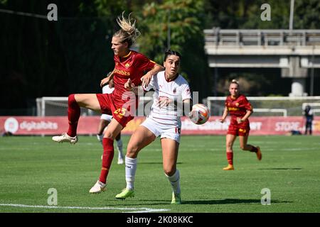 Carina Wenninger di AS Roma e Martina Piemonte di AC Milan durante il calcio Serie A Match Women, Stadio tre Fontane, Roma contro Milano, 10 settembre 2022 (Photo by AllShotLive/Sipa USA) Credit: Sipa USA/Alamy Live News Foto Stock