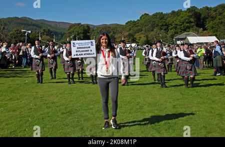 Pitlochry, Perth e Kinross, Scozia, Regno Unito. 10th settembre 2022. 170th Pitlochry Highland Games. Il curler della medaglia d'oro olimpica di Eve Muirhead conduce i gruppi di tubi Erradour, Pitlochry e Blair Atholl nell'arena. Gli ultimi Giochi delle Highland del 2022. Credit: Arch White/alamy live news. Foto Stock