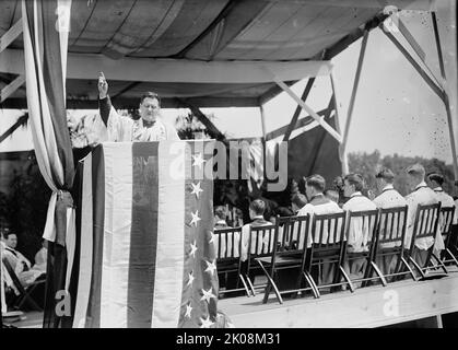 Santa Messa sul campo militare della Società del Santo Nome della Chiesa Cattolica Romana - Padre Eugene della McDonnell, S.J., 1910. Incontro religioso, USA. Foto Stock