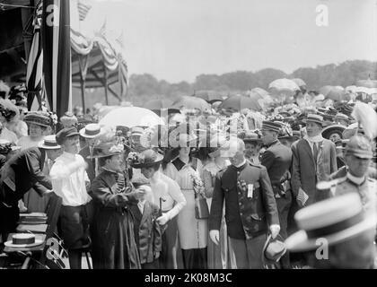 Santa Messa sul campo militare della Società del Santo Nome della Chiesa Cattolica Romana, 1910. Incontro religioso, USA. Foto Stock