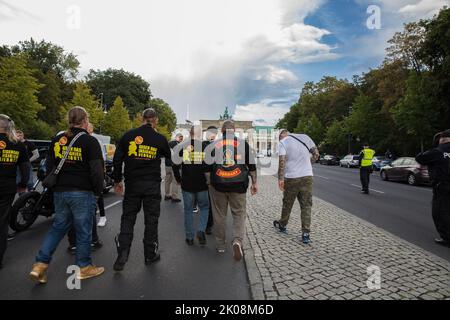 I membri dei club motociclistici di Outlaw sono scesi in diverse strade a Berlino il 10 settembre 2022 per protestare contro il divieto dei badge. I membri di Hells Angels e di altri club motociclistici hanno partecipato alla protesta contro questa legge. Secondo la legge, che è in vigore dal 2017, gli Angeli Hells non sono più autorizzati a mostrare insegne di club come il cranio alare in pubblico. Molti club hanno cercato di intentare un procedimento contro questa decisione in tribunale. Tuttavia, la Corte costituzionale federale ha respinto tale richiesta. Tra gli altri, il divieto riguarda gli Hells Angels MC e i suoi gruppi affiliati Red Devils MC, MG 8 Foto Stock