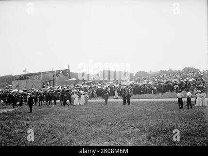 Santa Messa sul campo militare della Società del Santo Nome della Chiesa Cattolica Romana - Vista Generale, 1910. Incontro religioso, USA. Foto Stock