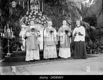 Santa Messa sul campo militare della Società del Santo Nome della Chiesa Cattolica Romana - officiare i sacerdoti; 2 nel Centro; Padre Russell e Padre Meagher, 1910. Incontro religioso, USA. Foto Stock