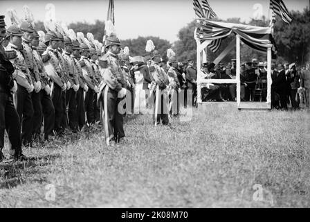 Santa Messa sul campo militare della Società del Santo Nome della Chiesa Cattolica Romana, Cadetti Corcorani, 1910. Incontro religioso, USA. Foto Stock