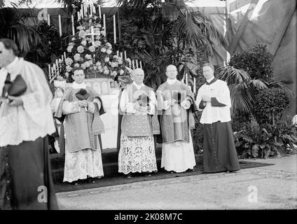 Santa Messa sul campo militare della Società del Santo Nome della Chiesa Cattolica Romana - officiare i sacerdoti; 2 nel Centro; Padre Russell e Padre Meagher, 1910. Incontro religioso, USA. Foto Stock