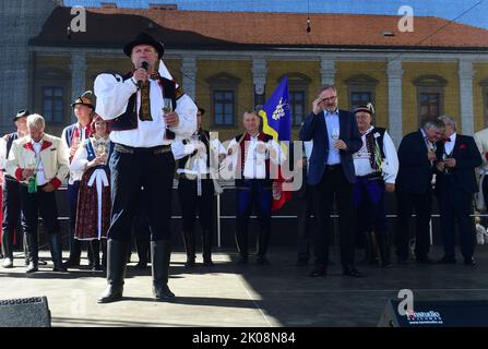 Uherske Hradiste, Repubblica Ceca. 10th Set, 2022. Il sindaco di Uherske Hradiste Stanislav Blaha, a sinistra, e il primo ministro ceco Petr Fiala durante il festival del vino Moravo della Slovacchia a Uherske Hradiste, Repubblica Ceca, il 10 settembre 2022. Credit: Ludek Perina/CTK Photo/Alamy Live News Foto Stock