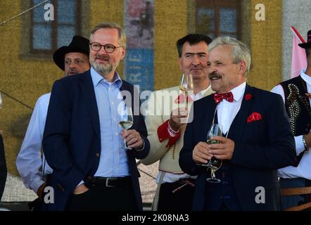 Uherske Hradiste, Repubblica Ceca. 10th Set, 2022. Il primo ministro ceco Petr Fiala, di sinistra, e il vice sindaco di Uherske Hradiste Ivo Frolec durante il festival del vino della Slovacchia morava a Uherske Hradiste, Repubblica Ceca, 10 settembre 2022. Credit: Ludek Perina/CTK Photo/Alamy Live News Foto Stock