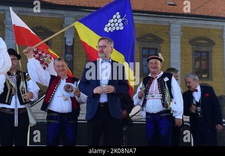 Uherske Hradiste, Repubblica Ceca. 10th Set, 2022. Il primo ministro ceco Petr Fiala, al centro, durante il festival del vino Moravo della Slovacchia a Uherske Hradiste, Repubblica Ceca, 10 settembre 2022. Credit: Ludek Perina/CTK Photo/Alamy Live News Foto Stock