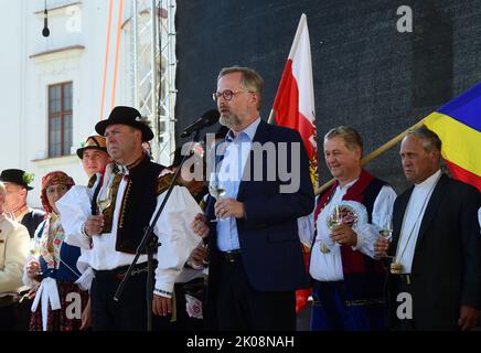 Uherske Hradiste, Repubblica Ceca. 10th Set, 2022. Il sindaco di Uherske Hradiste Stanislav Blaha, a sinistra, e il primo ministro ceco Petr Fiala durante il festival del vino Moravo della Slovacchia a Uherske Hradiste, Repubblica Ceca, il 10 settembre 2022. Credit: Ludek Perina/CTK Photo/Alamy Live News Foto Stock