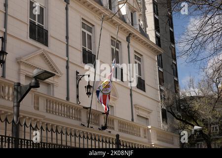 Buenos Aires, Argentina. 9th Set, 2022. La casa dell'Ambasciatore britannico con la bandiera del suo paese a metà-personale per la morte di sua Maestà la Regina Elisabetta II (Credit Image: © Esteban Osorio/Pacific Press via ZUMA Press Wire) Foto Stock