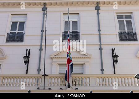 Buenos Aires, Argentina. 9th Set, 2022. La casa dell'Ambasciatore britannico con la bandiera del suo paese a metà-personale per la morte di sua Maestà la Regina Elisabetta II (Credit Image: © Esteban Osorio/Pacific Press via ZUMA Press Wire) Foto Stock