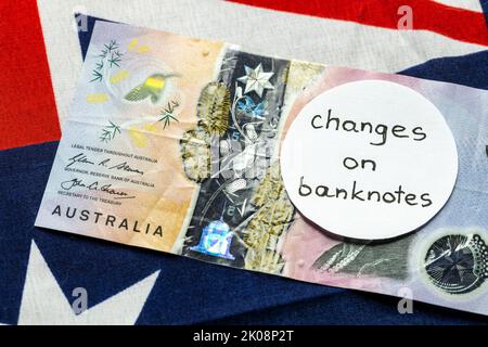 Cambio dell'immagine sulla banconota australiana in dollari, denaro giacente sulla bandiera australiana con l'iscrizione manuale: Cambio banconote, denaro ecc Foto Stock