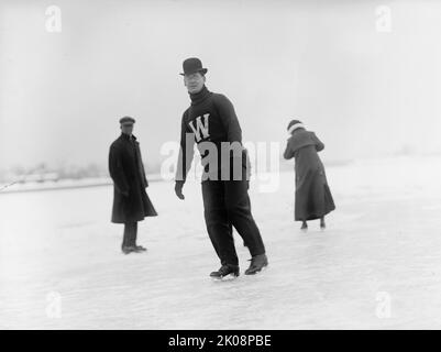 Dr. W.B. Hudson Skating, 1912. [Uomo in cappello da bowler e ponticello lavorato a maglia con lettera iniziale 'W']. Foto Stock