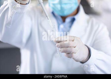 Campioni pipettati da scienziati cinesi in laboratorio Foto Stock