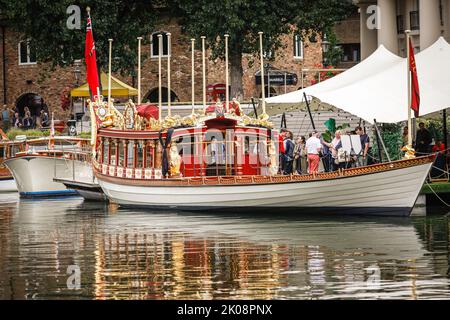 Londra, Regno Unito, 10th settembre 2022. La Gloriana nel suo 'vestito lutto', con nastri di stoffa nera avvolti attorno ai leoni dorati ornamentali. Gloriana, il Rowbarge della Regina, è questo fine settimana ormeggiato a St Katherine Docks per il festival della barca. Il Royal Rowbarge fu costruito come tributo al Giubileo dei Diamanti della Regina Elisabetta nel 2012, nominato 'Gloriana' da sua Maestà, e condusse il Giubileo dei Diamanti del Tamigi, così come altre occasioni da allora. La chiatta può svolgere un ruolo nei lavori della prossima settimana intorno alla processione funebre, ma questo non è ancora confermato. Credit: Imageplotter Foto Stock