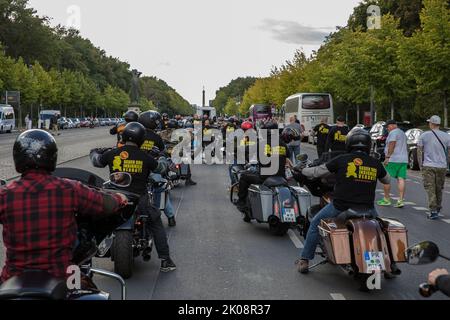 Berlino, Germania. 10th Set, 2022. I membri dei club motociclistici di Outlaw sono scesi in diverse strade a Berlino il 10 settembre 2022 per protestare contro il divieto dei badge. I membri di Hells Angels e di altri club motociclistici hanno partecipato alla protesta contro questa legge. Secondo la legge, che è in vigore dal 2017, gli Angeli Hells non sono più autorizzati a mostrare insegne di club come il cranio alare in pubblico. Molti club hanno cercato di intentare un procedimento contro questa decisione in tribunale. Tuttavia, la Corte costituzionale federale ha respinto tale richiesta. Tra gli altri, il divieto colpisce gli Hells Angels MC e ITS Foto Stock