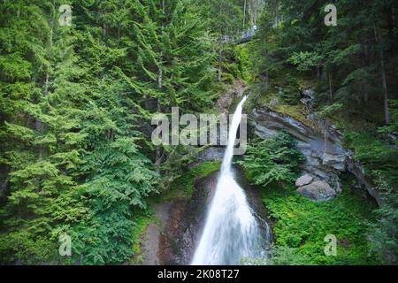 ponte sospeso sulle cascate prodotte dal fiume avisio cavalese trentino Foto Stock