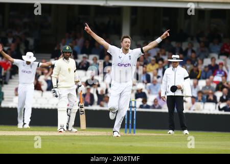 Londra, Regno Unito. 10th Set, 2022. Ollie Robinson festeggia il 5th° wicket di Marco Jansen del Sudafrica durante il Test Match Series (Day 3 of 6 ) incontro tra Inghilterra e Sud Africa al Kia Oval Ground, il 10th settembre 2022 a Londra United Kin Credit: Action Foto Sport/Alamy Live News Foto Stock