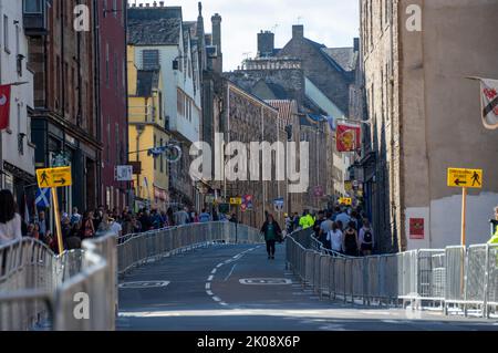 Edimburgo, Scozia. Sabato 10 2022 settembre: Il Royal Mile dove la bara che porta il corpo della regina Elisabetta con viaggio lungo. Si stanno preparando a Edimburgo per l'arrivo del corpo della defunto Regina Elisabetta II I turisti e la gente del posto si mescolavano mentre la gente visitava il Palazzo di Holyrood casa, Royal Mile e St Giles Cattedrale, dove la Regina si trova in stateCredit: Andrew o'Brien/Alamy Live News Foto Stock