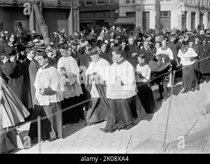 Messa Pan American - giorno del Ringraziamento a San Patrizio. Mons. Dougherty; Dr. Burns; Cardinal Gibbons; Mons. Kerby, 1912. [Servizio cattolico romano tenuto nella Chiesa cattolica di San Patrizio a Washington, D.C.]. Foto Stock