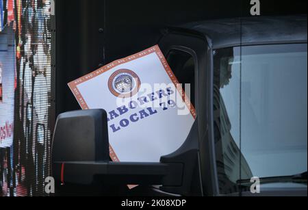 New York, Stati Uniti. 10th Set, 2022. (NUOVO) Labor Day Parade a New York. 10 settembre 2022, New York, USA: Molti lavoratori sotto vari sindacati, tra cui gli immigrati si sono riuniti per celebrare il Labor Day sfilando lungo la 5th Avenue con amici e familiari che incoraggiano, esaltano e cantano e protestano con segni e striscioni che riflettono le loro frustrazioni con i loro datori di lavoro e governi. Chiedono un aumento salariale, un mondo giusto per ogni lavoratore, cambiamenti nelle comunità, fondi per i lavoratori esclusi e tutto a sostegno della creazione di sindacati. Alcune persone si sono allineate lungo il viale recintato in t Foto Stock